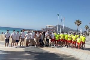 Medio centenar de jóvenes entre auxiliares de playa y socorristas velan por la seguridad de los bañistas en Altea