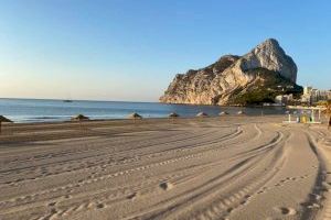 Calp instalará semáforos en las farolas para conocer el aforo de sus playas