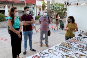 Llega al paseo marítimo el Mercado Extraordinario de Verano con cerca de 40 puestos con productos de artesanía