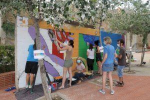 L'Alcora pinta un mural per la diversitat amb motiu del Dia de l'Orgull LGTBI