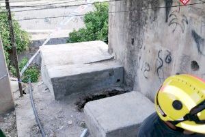 Rescaten a una jove després de caure a un pou amb aigua a Ondara - (foto 2) Rescaten a una jove després de caure a un pou amb aigua a Ondara - (foto 2)