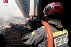 Incendio industrial en una empresa de madera en Vall d'Alba