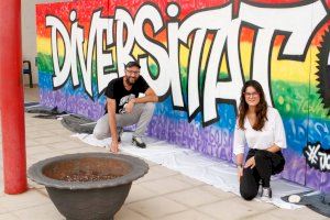 El Centro Cultural Juvenil conmemora el día LGTBI+ con un mural pintado por los jóvenes de Altea y el grafitero Chokone