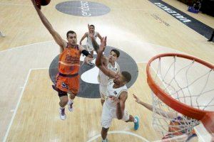 Alberto Abalde jugant amb la samarreta del Valencia Basket