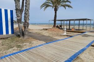 Benicàssim reactiva el dissabte el servei de bany adaptat a la platja Almadrava