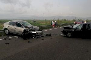 Col·lisió múltiple entre dos cotxes en la carretera que uneix Sueca i El Perelló