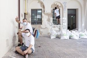 200 jóvenes de una parroquia valenciana la pintan y reparan voluntariamente al suspenderse sus campamentos de verano por la pandemia