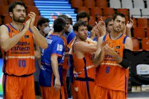 Els jugadors del València Basket al final d'un partit de la Fase Final Excepcional de l'ACB