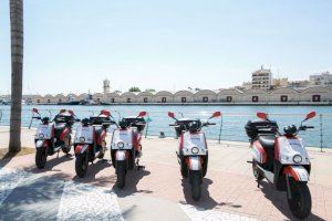 Les motos elèctriques en el Moll dels Borja de la platja de Gandia