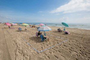 La platja de Gandia respectant les normes de distanciament social en l'arena