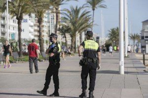 La Policia Local vigila la platja de Gandia