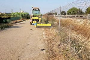 Alaquàs realiza trabajos de desbroce en los caminos y parcelas públicas de la zona conocida como huerta histórica