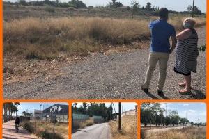 Ciudadanos recoge las quejas de los vecinos por la maleza y la aparición de ratas y serpientes en varias viviendas