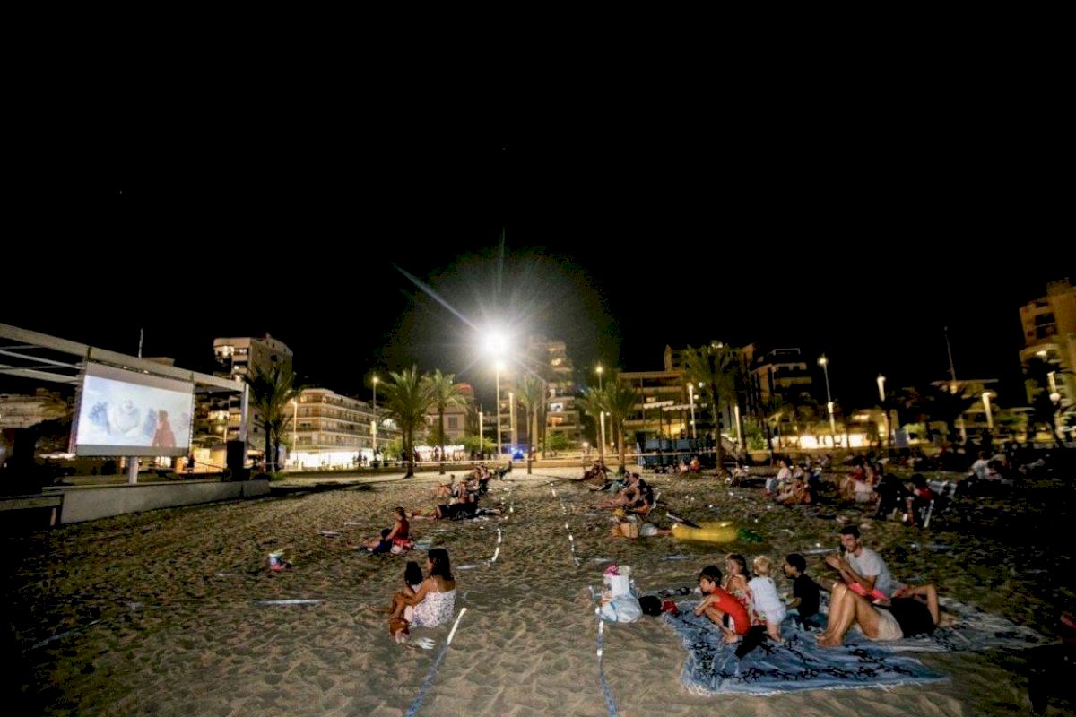 El cine de verano en la arena de la playa de Gandia