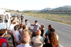 Más de medio centenar de bomberos y los dos helicópteros del Consorcio Provincial de Alicante  participan en la extinción del incendio de Monóvar