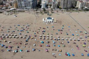 La playa de Gandia cumple el distanciamiento social en la arena