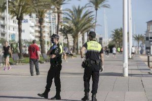 La Policia Local de Gandia vigila el compliment de les noves normes a la platja