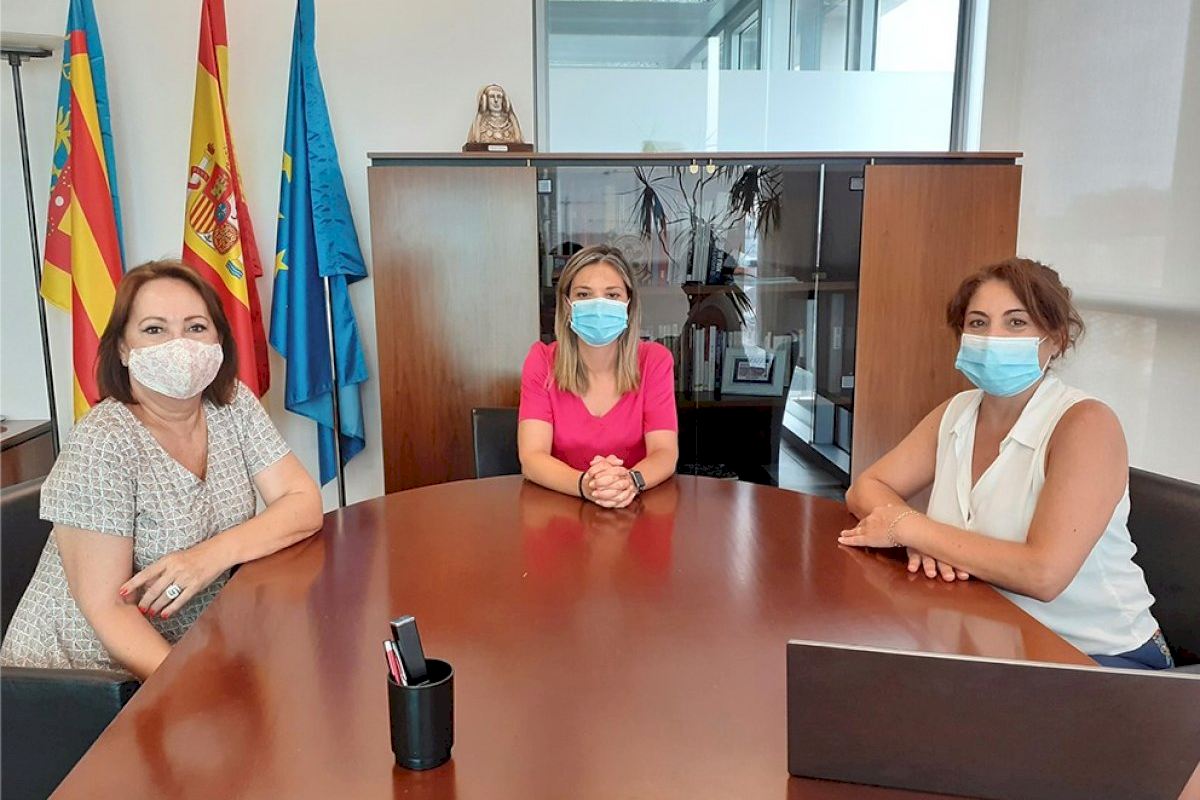Oliva presenta la seua plataforma de comerç local davant la directora general de comerç, artesania i consum