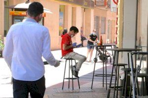 Opinions enfrontades sobre la prohibició de fumar en terrasses pel COVID-19