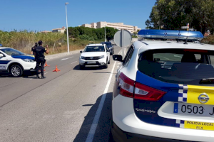 La Policía Local interviene pulseras y colgantes a una mujer y detiene a un hombre reclamado por la Justicia en Elche