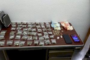 La Policía Local de Elda detiene al conductor de un ciclomotor con medio centenar de bolsitas de marihuana listas para su venta