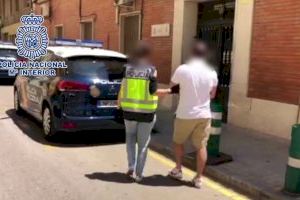 La Policía Nacional ha detenido a dos personas y ha desmantelado un importante punto de venta de sustancias estupefacientes en Alcoy