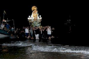 Canet recibe la visita nocturna de la imagen peregrina de la Virgen de los Desamparados