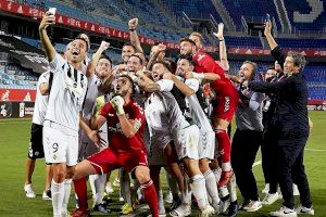 Celebració del CD Castellón a l'estadi de la Rosaleda, a Málaga