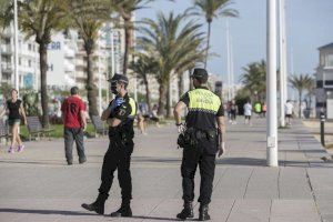 La Policia Local vigilant la platja de Gandia