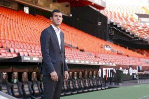 L'entrenador Javi Gracia en el seu primer dia a Mestalla