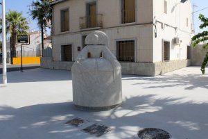 La escultura de una Menina de grandes dimensiones adorna ya  la futura Plaza Piedra Bateig en La Estación de Novelda