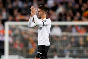 Ferrán Torres aplaude a la afición de Mestalla