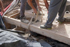 Continúan las labores de restauración de la iglesia del Centro Arrupe de Valencia, con la sustitución de los forjados