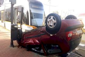 El tramvia s'emporta per davant a un cotxe a València