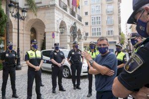 El concejal da la bienvenida a los nuevos agentes de la Policía Local de Gandia