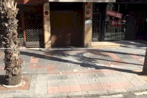 Los bomberos del SPEIS sanean la fachada de un edificio en Alfonso el Sabio tras desprenderse una placa de mármol al suelo de una novena planta sin heridos - (foto 2)