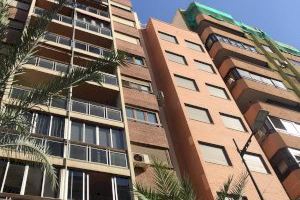 Los bomberos del SPEIS sanean la fachada de un edificio en Alfonso el Sabio tras desprenderse una placa de mármol al suelo de una novena planta sin heridos - (foto 3)