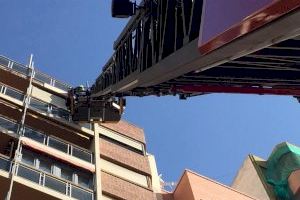 Los bomberos del SPEIS sanean la fachada de un edificio en Alfonso el Sabio tras desprenderse una placa de mármol al suelo de una novena planta sin heridos - (foto 4)