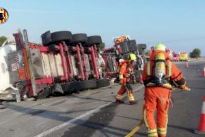 Bolca un camió cisterna a l'altura de Cheste provocant un aparatós accident