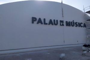 Conclouen les obres per retirar el trencadís de la façana del Palau de la Música