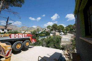 Instal·lació de les noves bigues del pont d'accés a Montepino