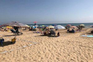 Distanciament social en l'arena de la platja de Gandia