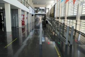 Los centros educativos de Almussafes señalizan sus instalaciones para garantizar la distancia de seguridad en la vuelta a las aulas