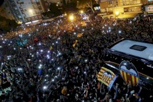 Foto de archivo de la llegada del autobús del Valencia CF por la plaza de la afición