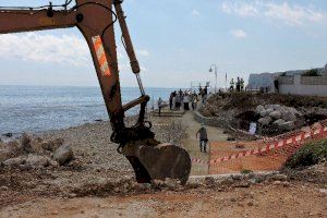 Los vecinos de Les Deveses en Denia, se manifiestan por la situación de su playa