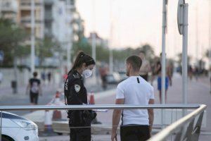 La Policía Local de Gandia sanciona a una persona en la playa por no llevar mascarilla