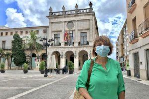 La concejala de Sanidad, Liduvina Gil, delante del Ayuntamiento de Gandia