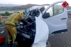 El choque entre una furgoneta y un camión en Orihuela se salda con un herido