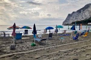 Calp posa més de mig centenar de denúncies per deixar estris a la platja abans de l'hora permesa