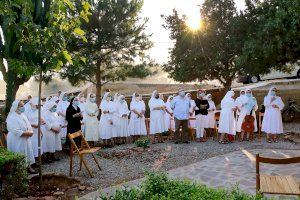 Las religiosas Madres de Desamparados continúan en agosto el reparto diario de comida a las puertas de su Casa General en Valencia